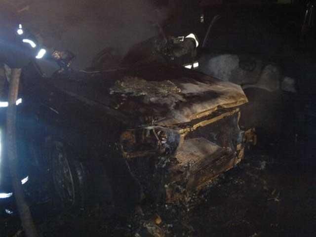В Киеве штурмуют Деснянский РГА, подожгли две машины