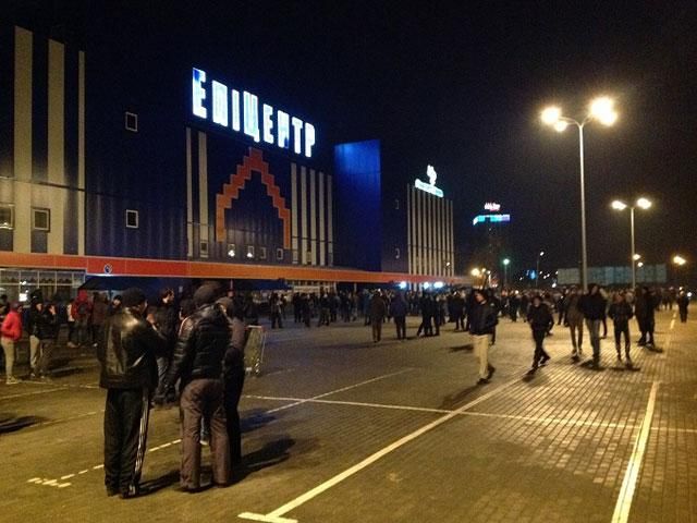 Во Львове заблокировали гипермаркет Герега (Видео) Во Львове заблокировали гипермаркет Герега (Видео)