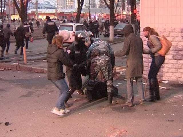 За попытку помешать солдатам выехать на Киев 6 харьковских активистов арестовали на 15 суток