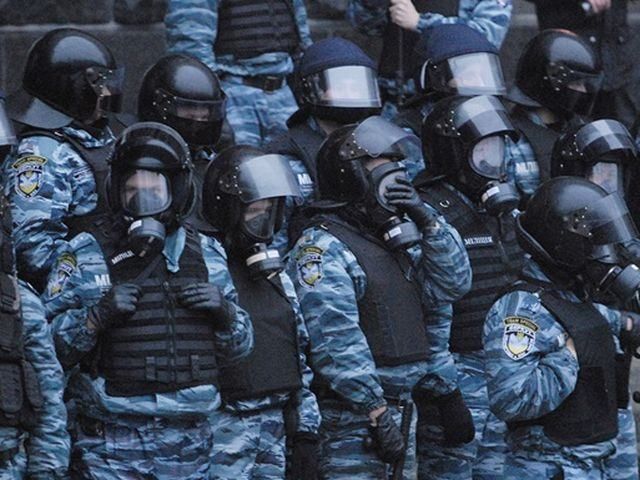 У правоохоронців стріляє снайпер. Поранено 20 осіб, — МВС 