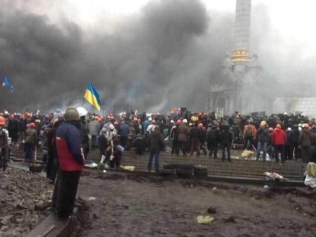 Майдан пішов у наступ: правоохоронців відтіснили від стелли Незалежності Майдан пішов у наступ: правоохоронців відтіснили від стелли Незалежності