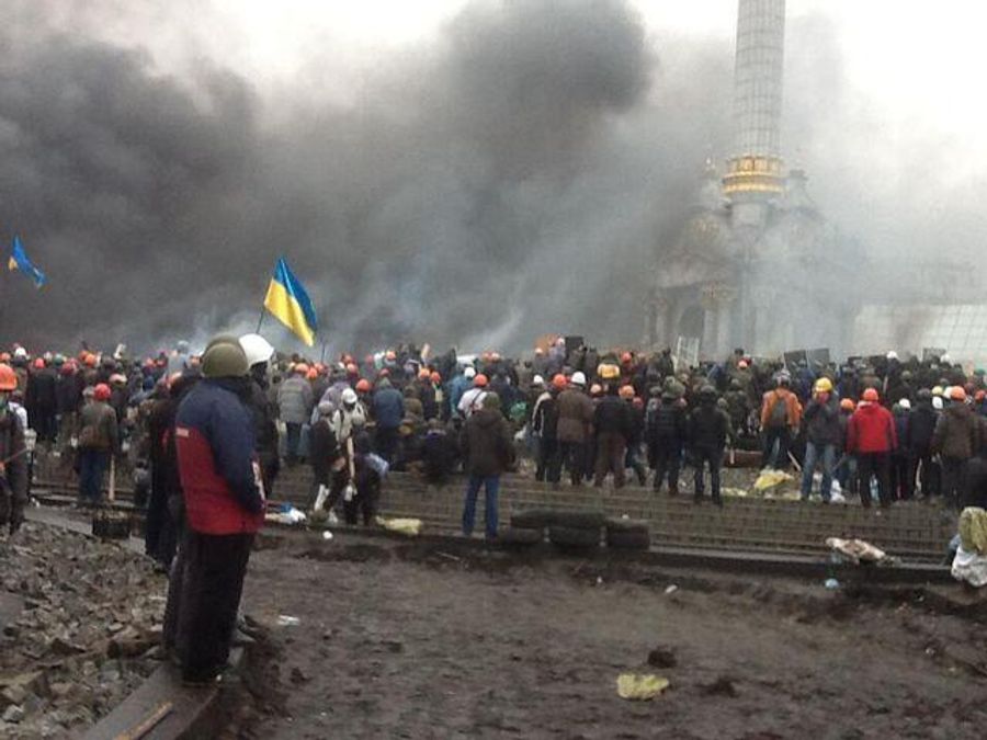 Майдан пішов у наступ: правоохоронців відтіснили від стелли Незалежності Майдан пішов у наступ: правоохоронців відтіснили від стелли Незалежності