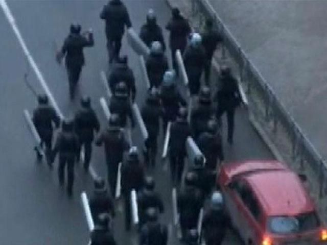 Силовики отступили в Верховную Раду Силовики отступили в Верховную Раду