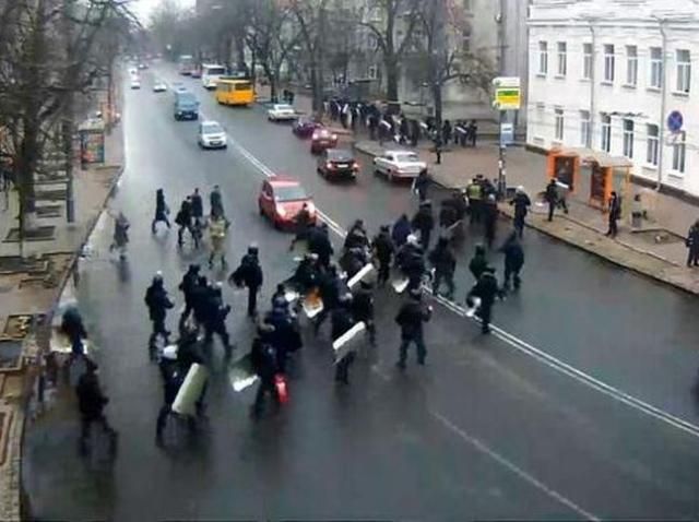 Активисты строят новые баррикады на Грушевского Активисты строят новые баррикады на Грушевского