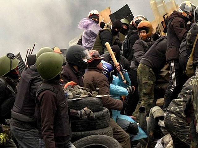 Активісти взяли в полон близько 20 силовиків, частина бійців внутрішніх військ здалась Активісти взяли в полон близько 20 силовиків, частина бійців внутрішніх військ здалась