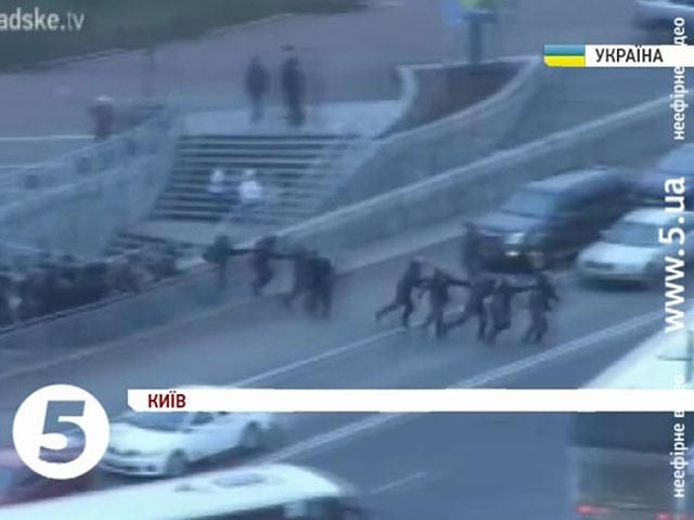 Из правительственного квартала массово бегут силовики (Видео) Из правительственного квартала массово бегут силовики (Видео)