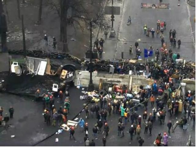 Активисты разбирают палатки правоохранителей на Грушевского Активисты разбирают палатки правоохранителей на Грушевского