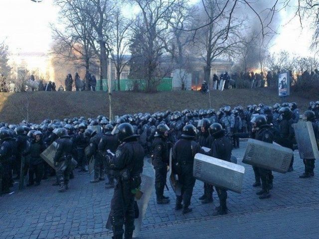 "Масового переходу" правоохоронців на бік екстремістів немає, — МВС 