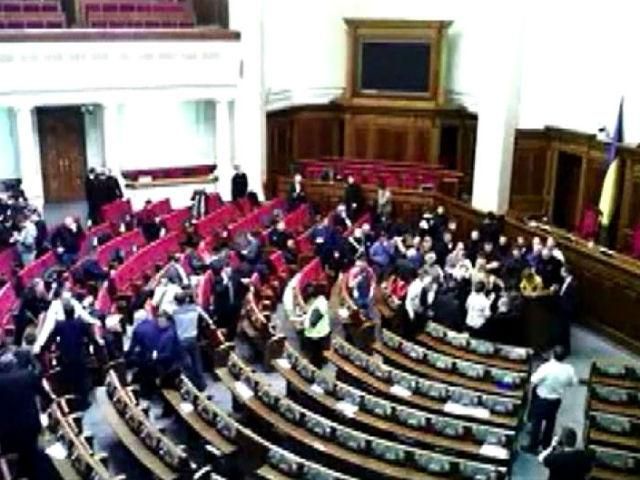 Депутати постійно прибувають у ВР, серед присутніх є й регіонали Депутати постійно прибувають у ВР, серед присутніх є й регіонали