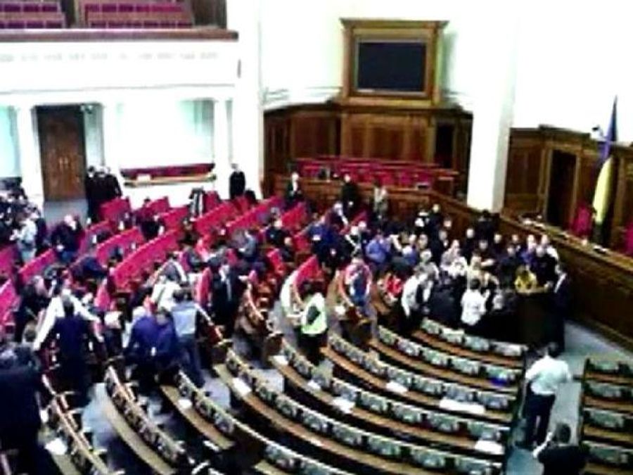 Депутати постійно прибувають у ВР, серед присутніх є й регіонали Депутати постійно прибувають у ВР, серед присутніх є й регіонали