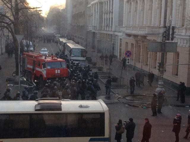 Під парламентом – БТР, водомети і “Беркут” Під парламентом – БТР, водомети і “Беркут”
