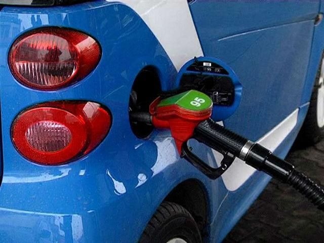 Біля київських АЗС черги в декілька десятків авто Біля київських АЗС черги в декілька десятків авто