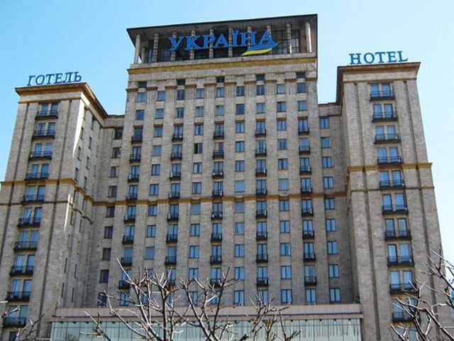 З вікна готелю “Україна” працює снайпер, — Бригинець