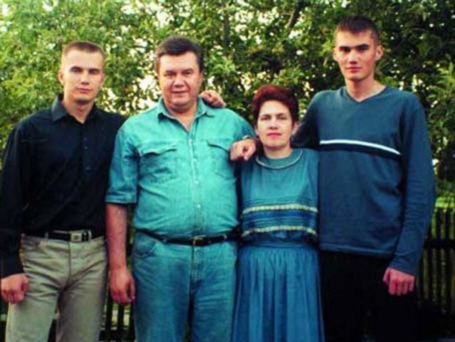 Сыновья Януковича вылетели из Донецка, - источник