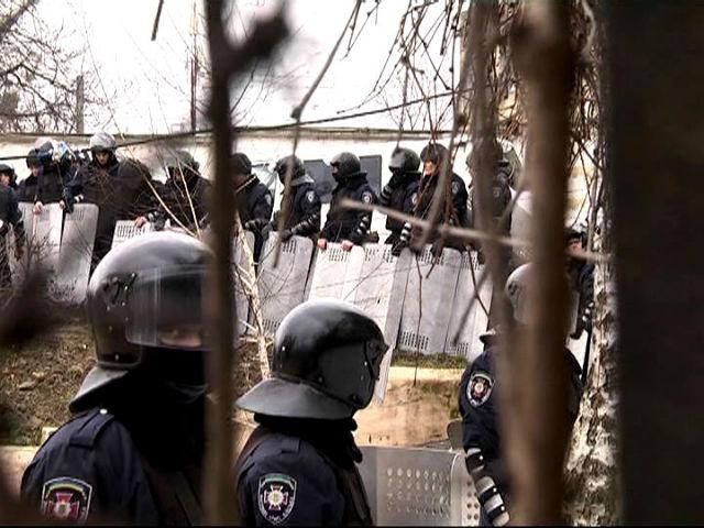 Активисты заблокировали военную часть в Киеве