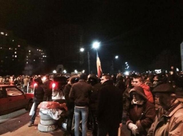 Близько 5 тисяч людей блокують проїзд до Борисполя