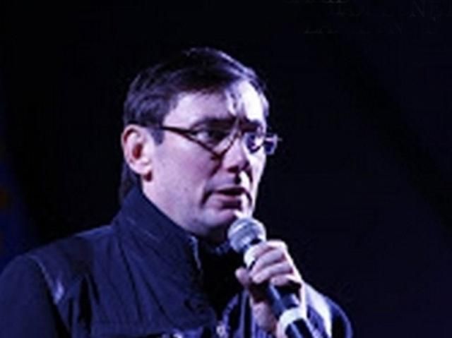 Луценко везе львівську міліцію з зброєю до Києва Луценко везе львівську міліцію з зброєю до Києва