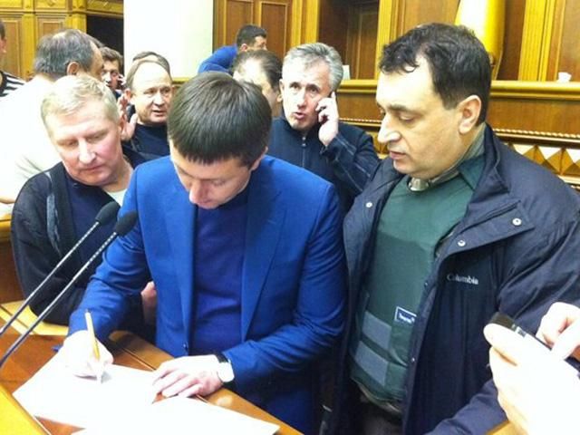 Нардепи прийняли рішення працювати безперервно, кожного дня Нардепи прийняли рішення працювати безперервно, кожного дня