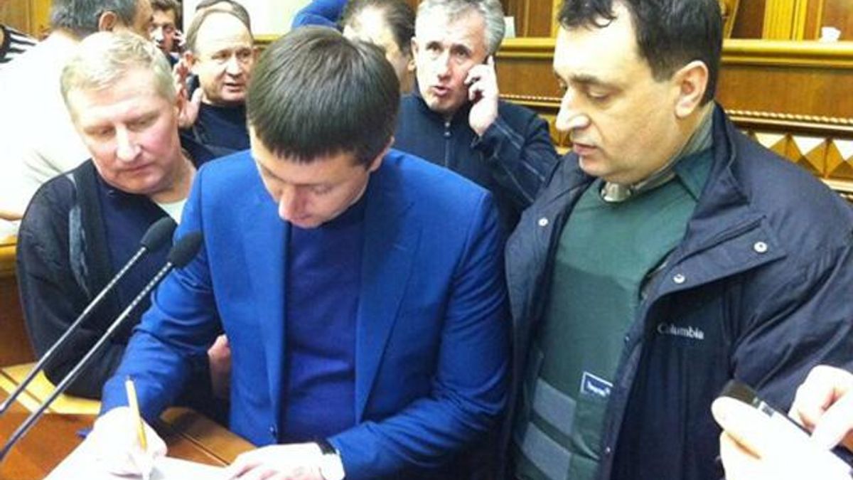 Нардепи прийняли рішення працювати безперервно, кожного дня Нардепи прийняли рішення працювати безперервно, кожного дня