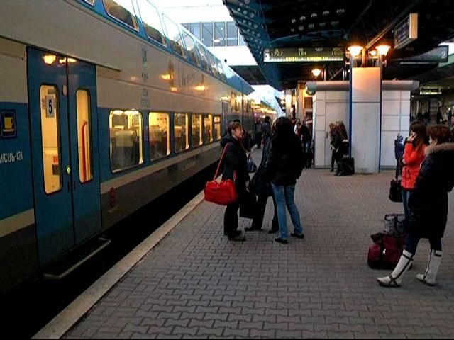 На Залізничному вокзалі Києва черги: люди масово здають квитки На Залізничному вокзалі Києва черги: люди масово здають квитки