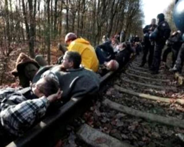 На Днепропетровщине активисты заблокировали поезд на Киев со спецтехникой и десантниками На Днепропетровщине активисты заблокировали поезд на Киев со спецтехникой и десантниками