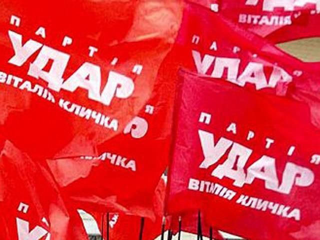 У Миколаєві "тітушки" розгромили офіс УДАРу У Миколаєві "тітушки" розгромили офіс УДАРу