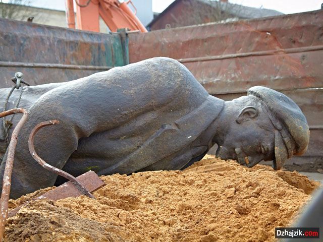 Ленінопад: ще два вожді не встояли (Фото) 