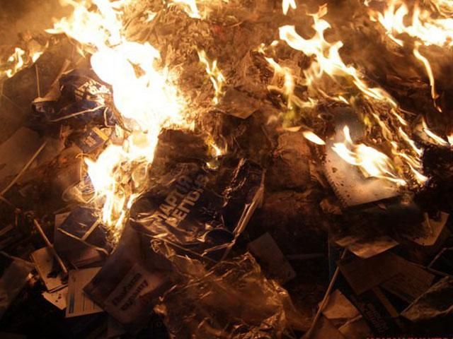 У Вінниці погромили і підпалили офіс Партії регіонів (Відео) У Вінниці погромили і підпалили офіс Партії регіонів (Відео)