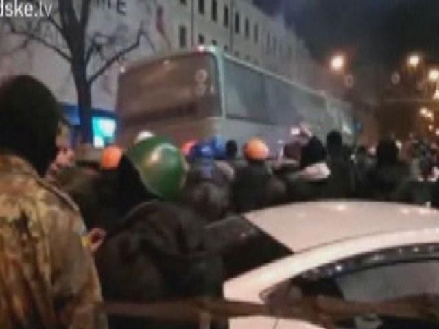 Автобус із полоненими солдатами ВВ виїхав із Майдану