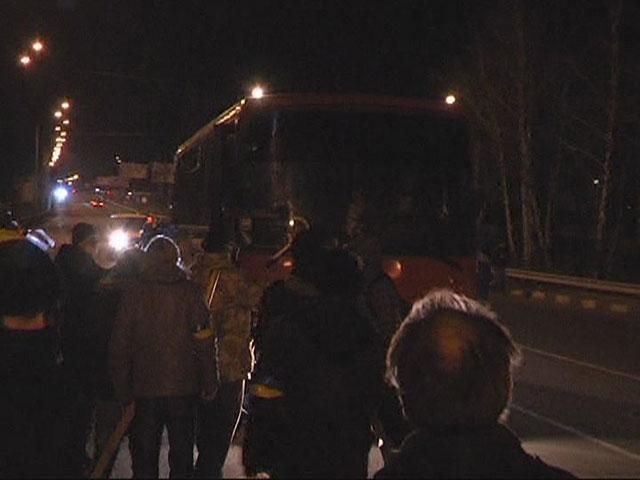 Жители Вышгорода живой цепью перекрыли дорогу в Межигорье