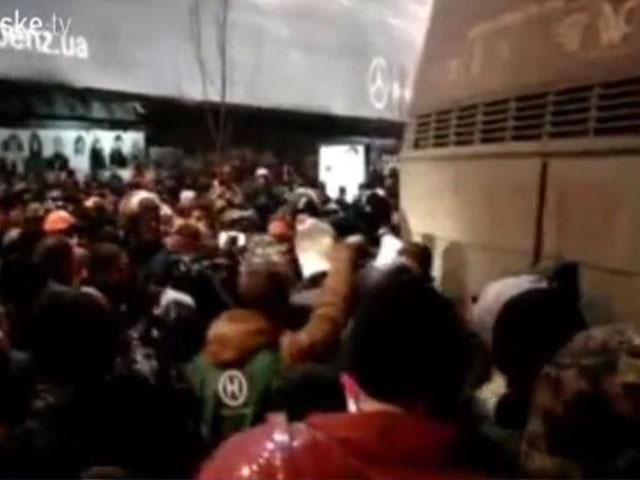 На Крещатике люди не пускают силовиков домой в Крым (обновлено) На Крещатике люди не пускают силовиков домой в Крым (обновлено)