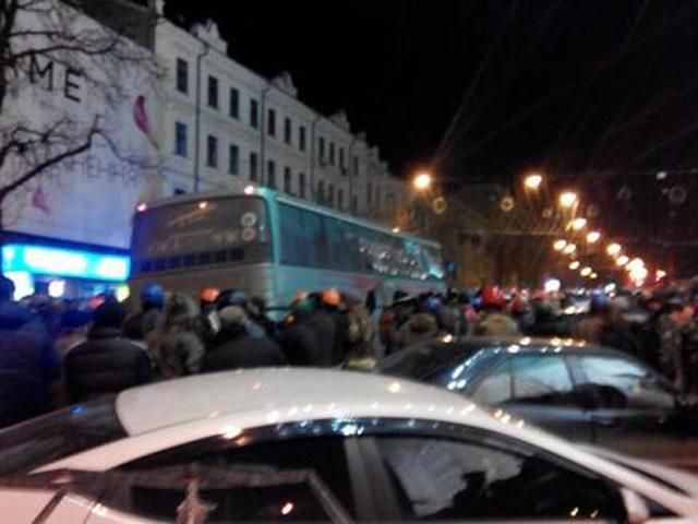 Самооборона Майдана ведет колонну пленных силовиков с Крещатика Самооборона Майдана ведет колонну пленных силовиков с Крещатика