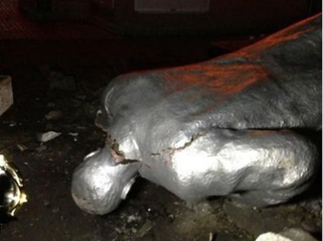 Сбросили еще один памятник Ленину (Фото)