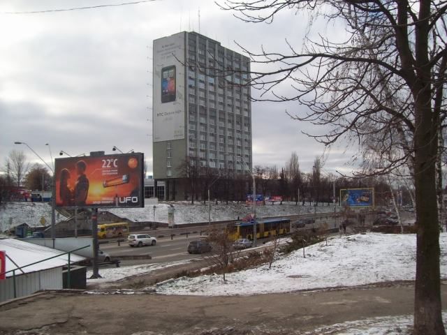 Активісти спорудили блокпост біля станції метро "Берестейська"
