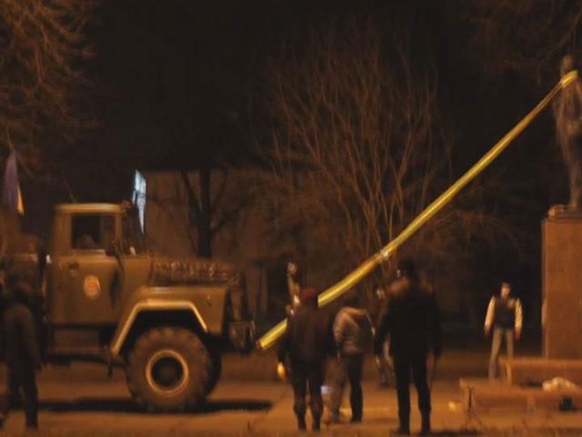 Леніна повалили й у Броварах Леніна повалили й у Броварах