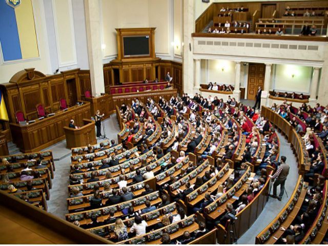 Неизвестные пытаются прорваться в Раду и стреляют по бойцам ВВ, - МВД Неизвестные пытаются прорваться в Раду и стреляют по бойцам ВВ, - МВД