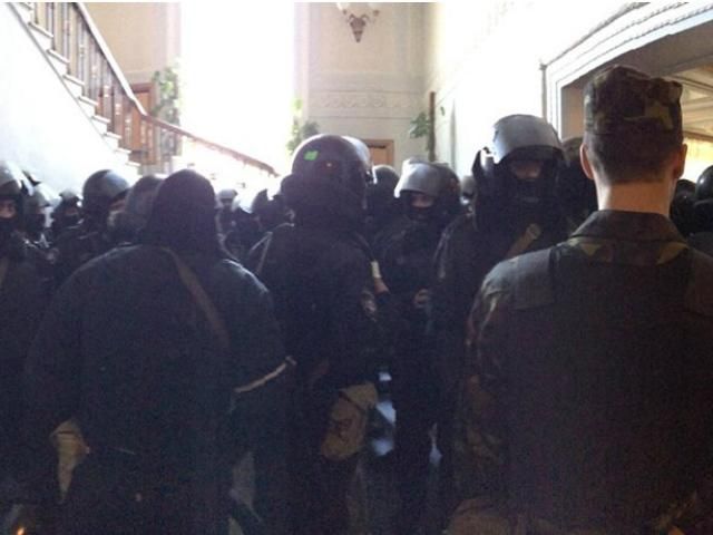 Не запускайте в Раду вооруженных людей, - Яценюк Не запускайте в Раду вооруженных людей, - Яценюк