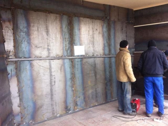 В Донецке заварили металлом входы в ОГА (Фото)