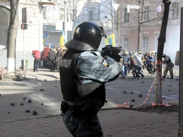 В МВД оправдываются: ВВшники забежали в Раду, потому что бежали от обстрела В МВД оправдываются: ВВшники забежали в Раду, потому что бежали от обстрела