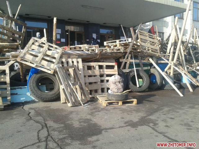 У Житомирі Ленін "охороняє" ОДА (Фото) У Житомирі Ленін "охороняє" ОДА (Фото)