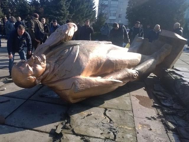 Еще 4 Ленина упали (Фото) Еще 4 Ленина упали (Фото)