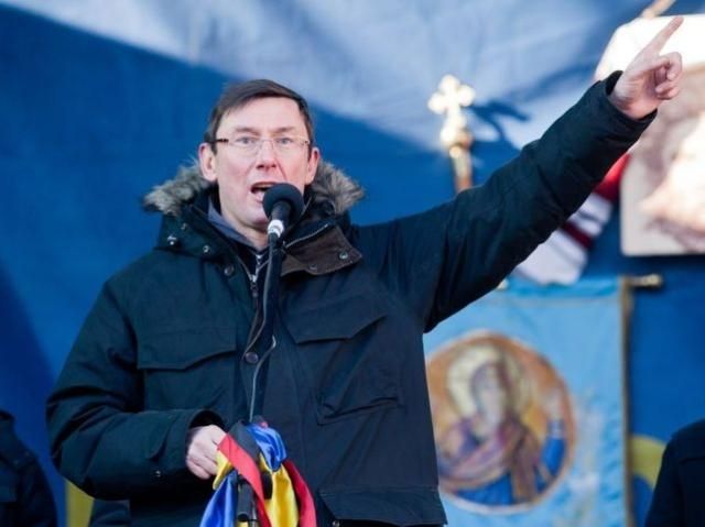 Зміни в країні мають початись з відставки Януковича, — Луценко 