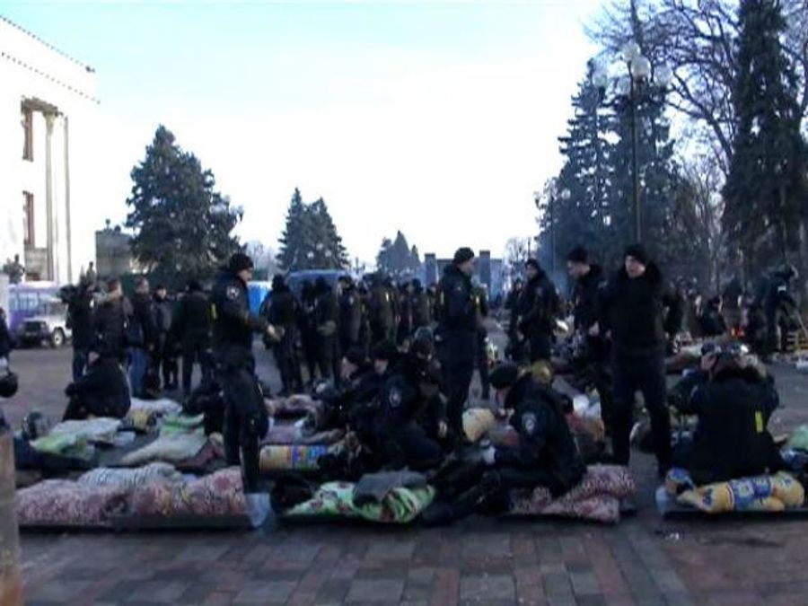 Спецтехніка, водомети та ВВ-шники, продовжують охороняти парламент Спецтехніка, водомети та ВВ-шники, продовжують охороняти парламент