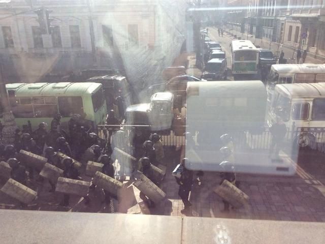 Правоохоронці покидають урядовий квартал (Фото. Відео) Правоохоронці покидають урядовий квартал (Фото. Відео)