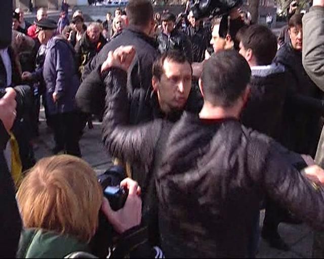 Мітинги “за” і “проти” виходу Криму зі складу України закінчився сутичками Мітинги “за” і “проти” виходу Криму зі складу України закінчився сутичками