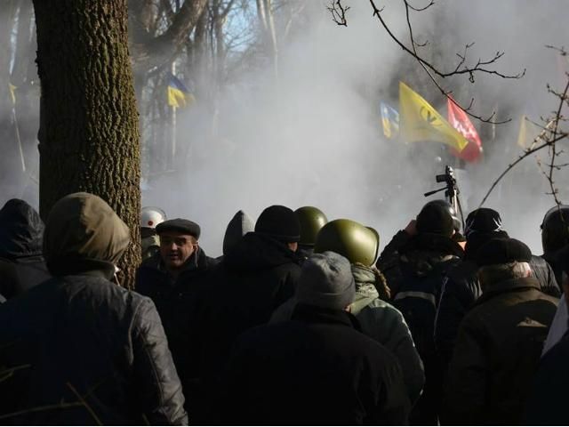 Перші протестувальники підійшли до Ради 