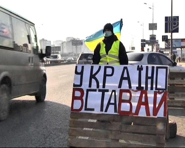 У Києві на проспекті Бажана вже добу діє блок-пост Євромайдану