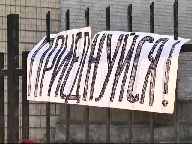 Кияни, що блокують бійців ВВ, готові відпустити силовиків додому Кияни, що блокують бійців ВВ, готові відпустити силовиків додому