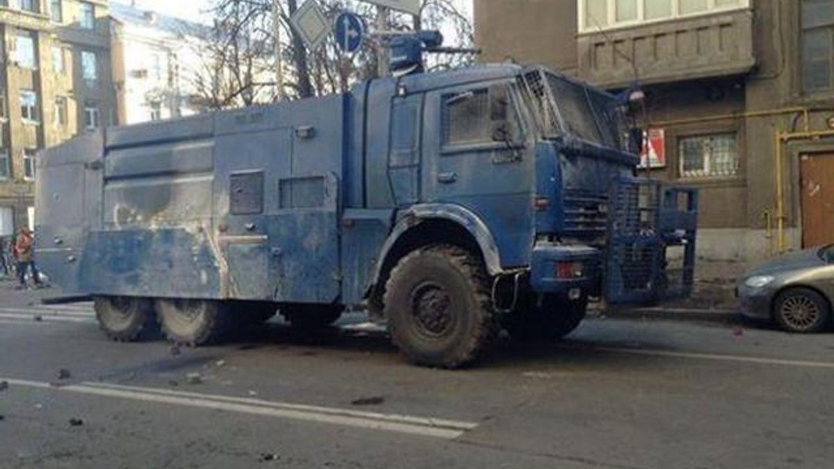На Майдані з'явився водомет — його привезли протестувальники На Майдані з'явився водомет — його привезли протестувальники