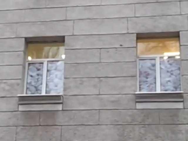 У Харкові вікна міліції заклали мішками У Харкові вікна міліції заклали мішками